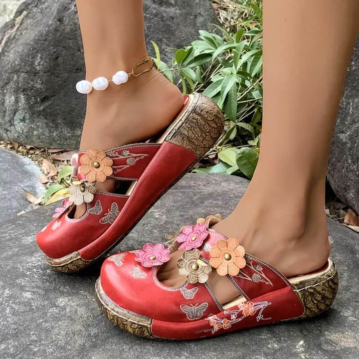 Paulina™ – Vintage Rote Blütensandalen