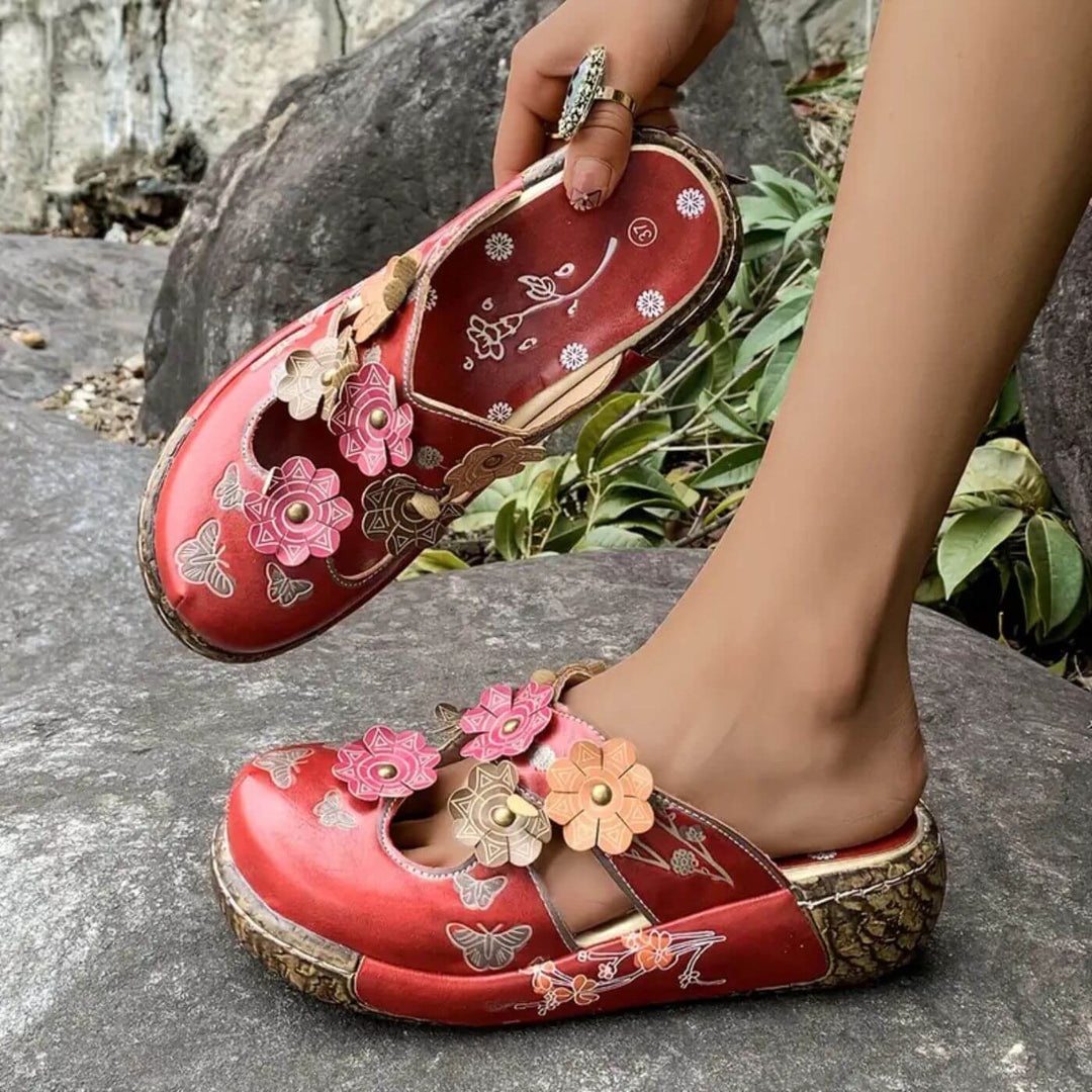 Paulina™ – Vintage Rote Blütensandalen
