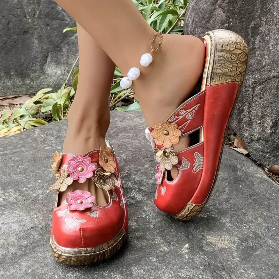 Paulina™ – Vintage Rote Blütensandalen